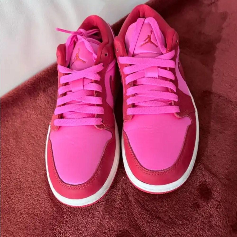 Nike Women's Red and Pink Sneakers